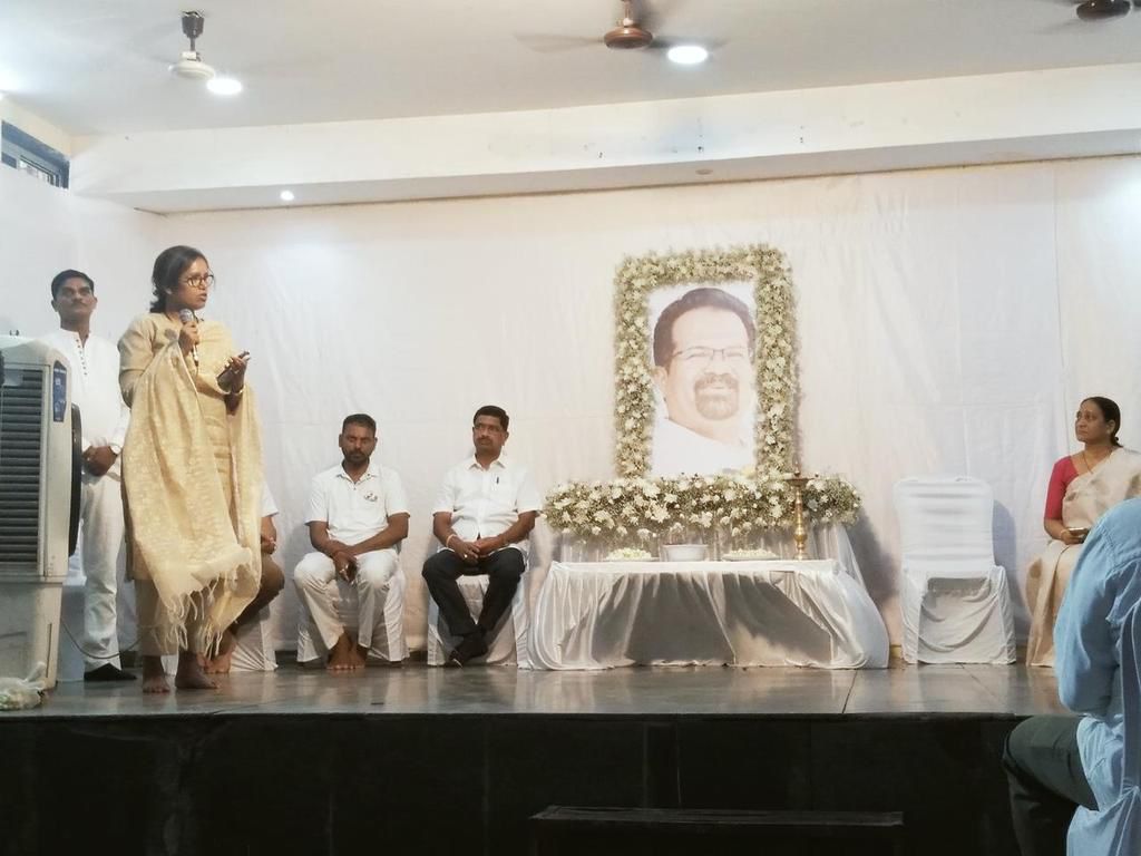 Today, Prof. @VarshaEGaikwad honored the memory of staunch Shiv Sainik and former Mayor of Mumbai, Shri Vishwanath Mahadeshwar, on his first death anniversary at Raje Sambhaji Vidyalaya in Patel Nagar, Khar.

#AapliTaiVarshaTai
#MumbaiChiTaiVarshaTai 
#MumbaiNorthCentral