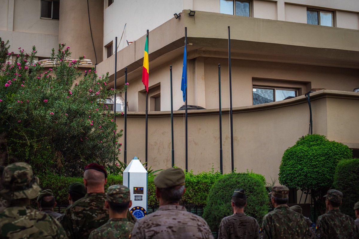 Chaque 9 mai est la journée de l'Europe 🇪🇺, à l'EUTM Mali 🇲🇱nous l'avons célébrée en nous souvenant aussi de nos soldats qui ont donné leur vie pour la mission: OR-7 Gil BENIDO du PORTUGAL 🇵🇹, et OR-4 Antonio CARRERO de l'ESPAGNE 🇪🇸. @eueeas @EMADmde #europeanunion #mops