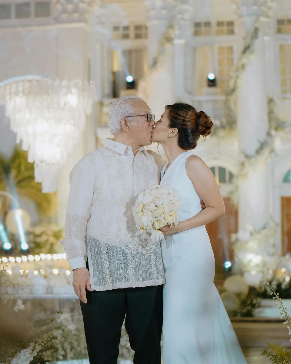 News5PH's tweet photo. OFFICIALLY MARRIED 💍

Narito ang ilang mga larawang kuha mula sa pag-iisang dibdib nina Batangas Gov. Hermilando Mandanas at Atty. Angelica Chua sa Minor Basilica of the Immaculate Conception sa Batangas City noong Miyerkules, May 8. #News5

📸: Nice Print Photography https://t.co/s5W6R7OUoE