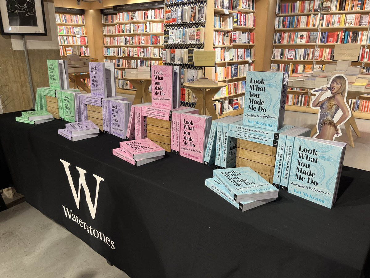 KellyChinKW's tweet image. Happy publication day @katmckenna_! #LookWhatYouMadeMeDo is out now 🥳 🐍 

Last night’s book launch made the whole place shimmer ✨ Yes it is indeed a book about the Swiftie fandom. The wildest dream!