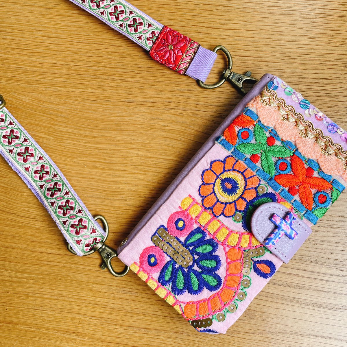 Akarilo1's tweet image. パープル！
スマホケースとストラップ。

ストラップは新作です。
タイルのような模様が気に入っています。
#デザフェス59 にも持って行きます。

minneとcreema でも販売中です

▼minne
minne.com/@akaringo-a

▼creema
creema.jp/c/akarilo/item… 

#iPhoneケース 
#androidケース