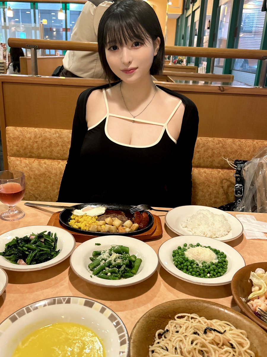 akari_danyo's tweet photo. サイゼで喜ぶ彼女♡ https://t.co/94JsHf8KhD
