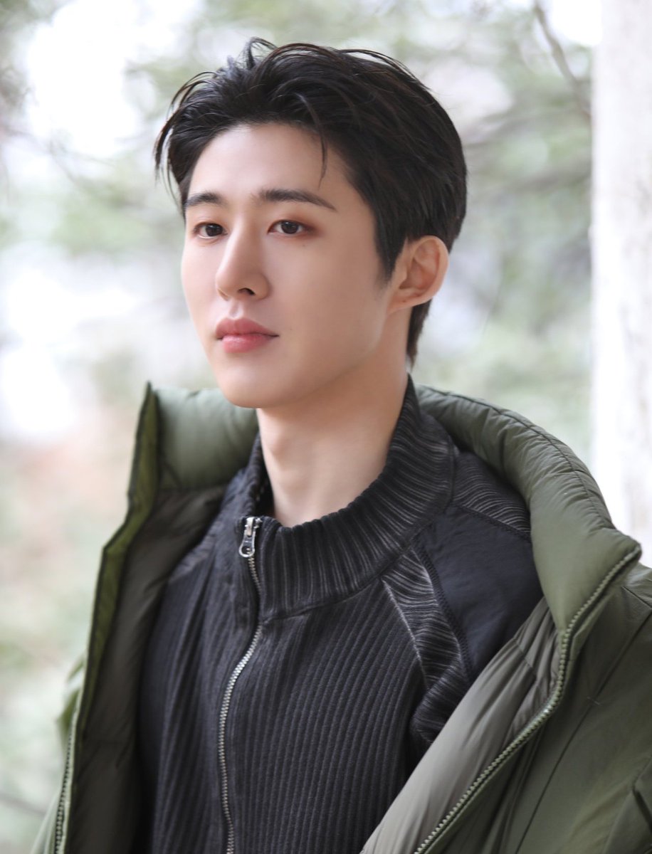 Kim Hanbin really has this expensive Korean Visual, that also suitable for being an Actor. SO HANDSOME 😳