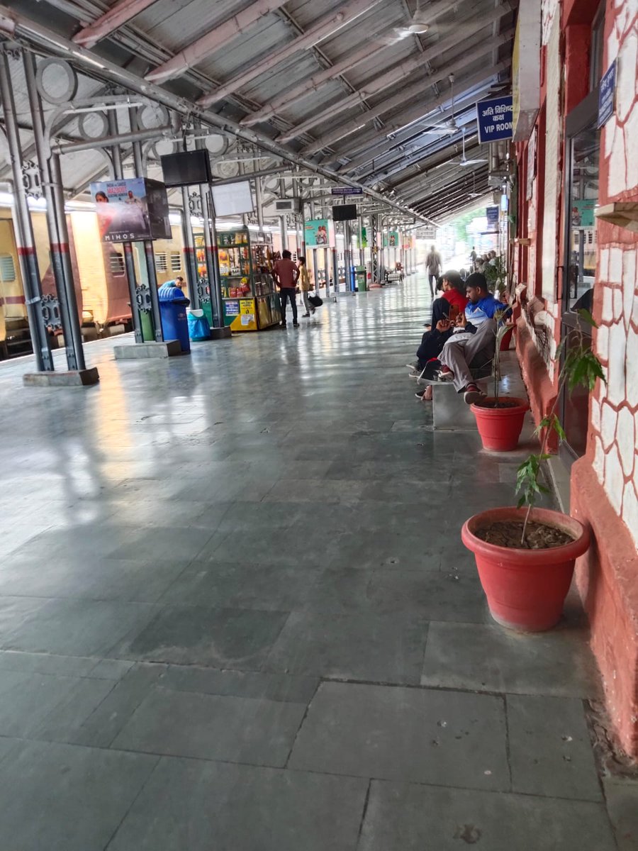 ग्रीष्मकाल में यात्रा कर रहे रेलयात्रियों को कोई असुविधा न हो इसके लिए देहरादून रेलवे स्टेशन पर स्वच्छता का पूरा ध्यान रखा जा रहा है। #SummerSpecial