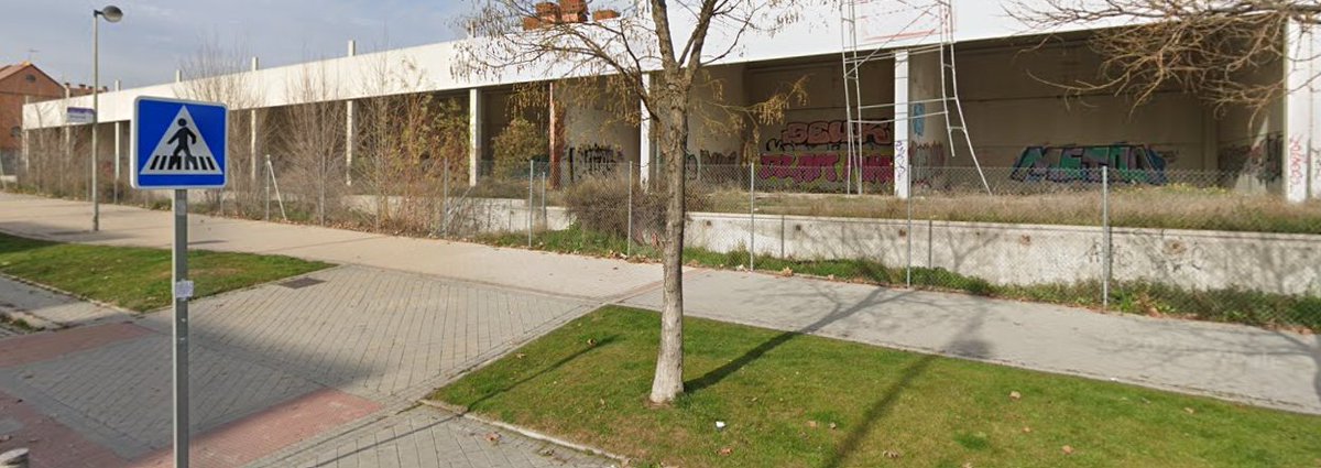 ¿cuántos años lleva esto así? como consecuencia de una mala gestión por parte del ayto, dando una licencia de obras fuera de la legalidad, vemos cada día esta aberración.