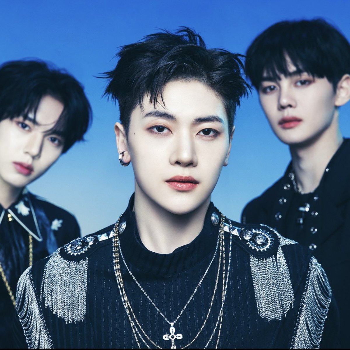 Kudos_Jewelry's tweet photo. #제로베이스원 3번째 미니앨범의 자켓촬영 
#석매튜 님께서 #쿠도스 목걸이를 착용해주셨습니다! 

Celeb -  #SEOKMATTHEW #ZB1 #제베원
Brand - #Kudos 
Item - Ritzy Cross Necklace (Black Custom)

릿지 크로스 팬던트는 성장과 열망, 앞을 향한 방향성과 목적을 상징합니다
감사합니다! https://t.co/IvDdufdpYk