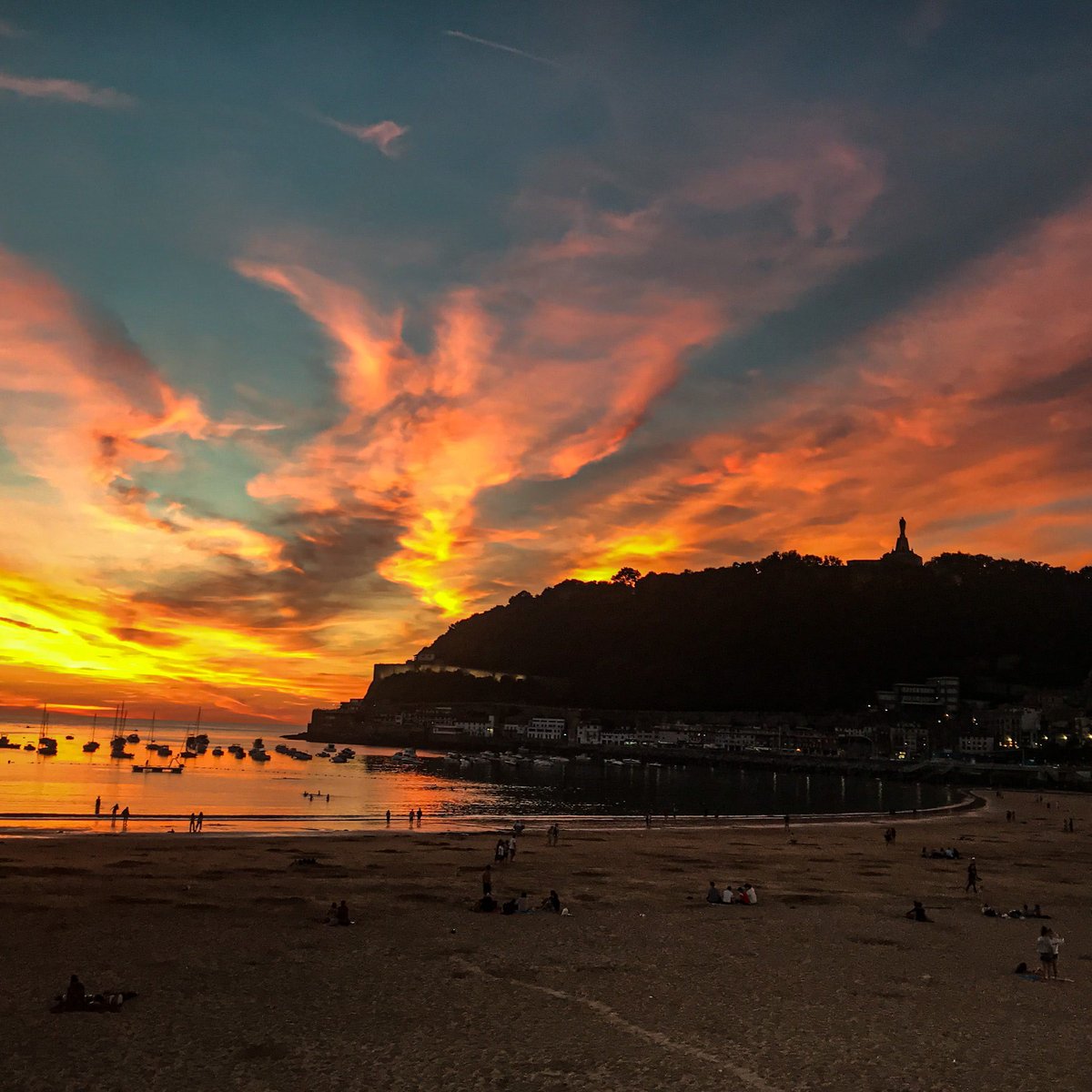 Crepuscular Twilight An oldie from archive. San Sebastián dreaming #gallery365in2024dailyprompt