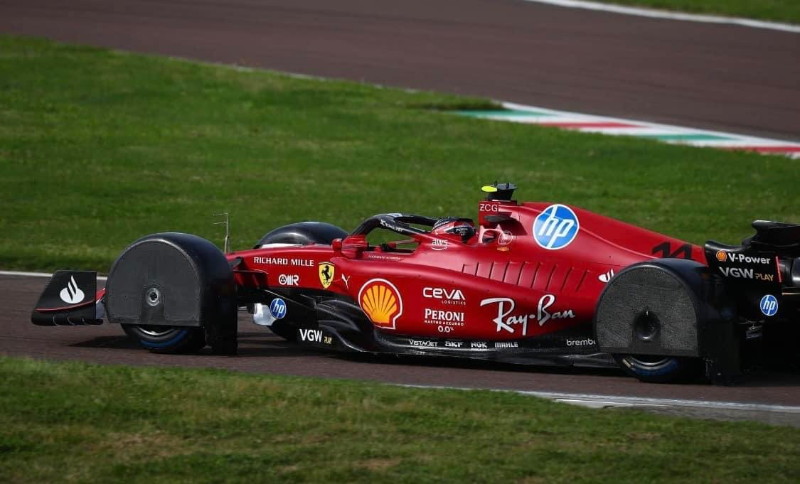 Ferrari jest w trakcie testów specjalnych opon, których zadaniem byłaby ochrona przed rozpryskiwaniem wody w trakcie deszczowych sesji.  

#F1PL #ViaF1 #F1News