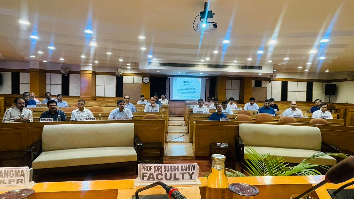 Pandit Deendayal Upadhyaya National Academy of #SocialSecurity organised a training on #Communication & Public Relations for Sr EPF Officers. Prof Dr Surbhi Dahiya of #IIMC delivered an insightful lecture
@IIMC_India

#Training #EPFO #PDNASS #HumHaiNa #EPFOwithYou #EPFO  #ईपीएफओ