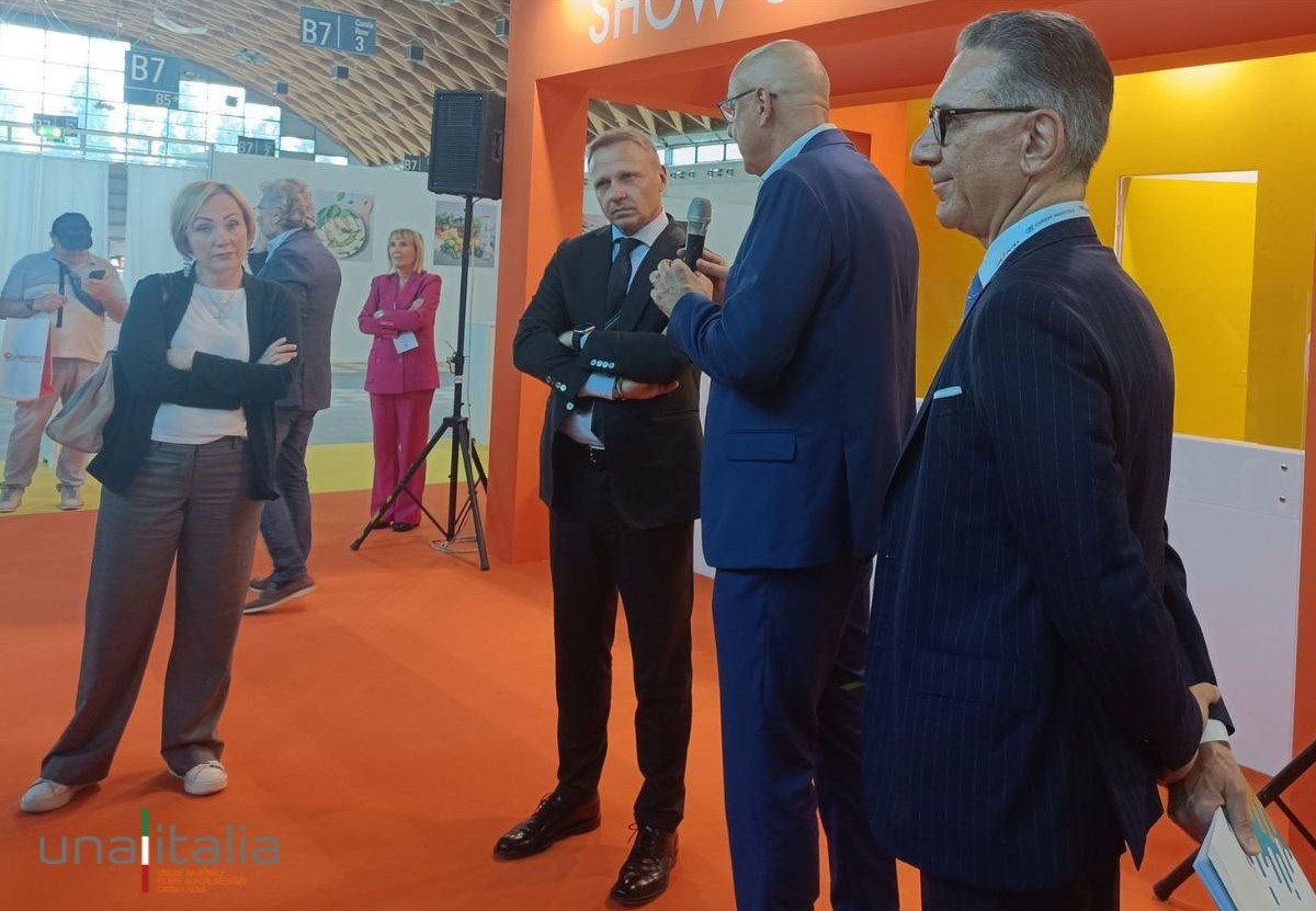 Unaitalia (@_unaitalia) on Twitter photo 🔵 Il ministro dell'#Agricoltura, <a href="/FrancescoLollo1/">Francesco Lollobrigida 🇮🇹</a>, ha incontrato operatori e associazioni di rappresentanza del #SettoreAvicolo al #PoultryForum
👉 Per Unaitalia presenti il presidente Antonio #Forlini e il direttore <a href="/larasanfran/">Lara Sanfrancesco</a>
<a href="/SocialMasaf/">Ministero dell'Agricoltura</a> 🔵 Il ministro dell'#Agricoltura, <a href="/FrancescoLollo1/">Francesco Lollobrigida 🇮🇹</a>, ha incontrato operatori e associazioni di rappresentanza del #SettoreAvicolo al #PoultryForum
👉 Per Unaitalia presenti il presidente Antonio #Forlini e il direttore <a href="/larasanfran/">Lara Sanfrancesco</a>
<a href="/SocialMasaf/">Ministero dell'Agricoltura</a>
