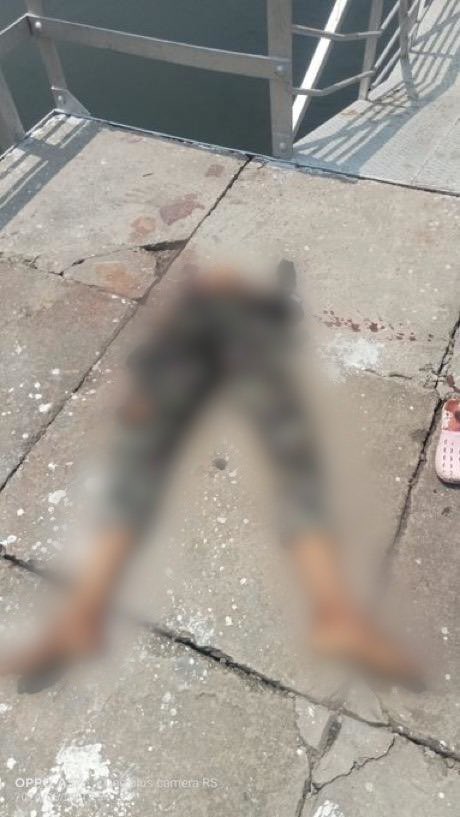 Vaibhaevs_IND's tweet image. Bahut bura laga ye drishya dekh ke. Aaj Pata chal gya ki ye samaaj itna ghatiya h. Kanoon ke thekedaar, mantri, law services kya maayne rakhta hain, kya khauff h logo ke mann m dikhta h kanoon ka. Himmat dekho MC ki ek behan ko kaat diya. Jaanwar ache h, insaan se.
#EndOfHumanity