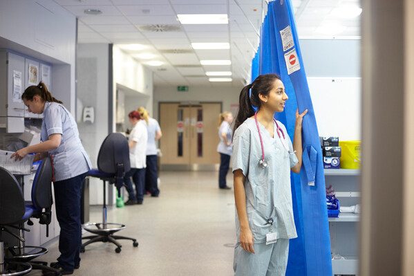 Are you interested in a clinical placement at St George's Hospital? 🤔 Medical electives are a great way to see how the NHS works and how healthcare professionals can work together in the best interest of the patient. Apply by 12 May: sgul.ac.uk/study/undergra… #MedicalElectives