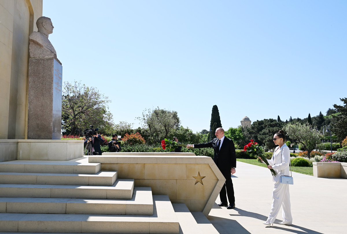 Mayın 9-da faşizm üzərində tarixi Qələbədən 79 il ötür. Bu münasibətlə Azərbaycan Respublikasının Prezidenti, Müzəffər Ali Baş Komandan İlham Əliyev və birinci xanım Mehriban Əliyeva iki dəfə Sovet İttifaqı Qəhrəmanı, tank qoşunları general-mayoru Həzi Aslanovun məzarını ziyarət