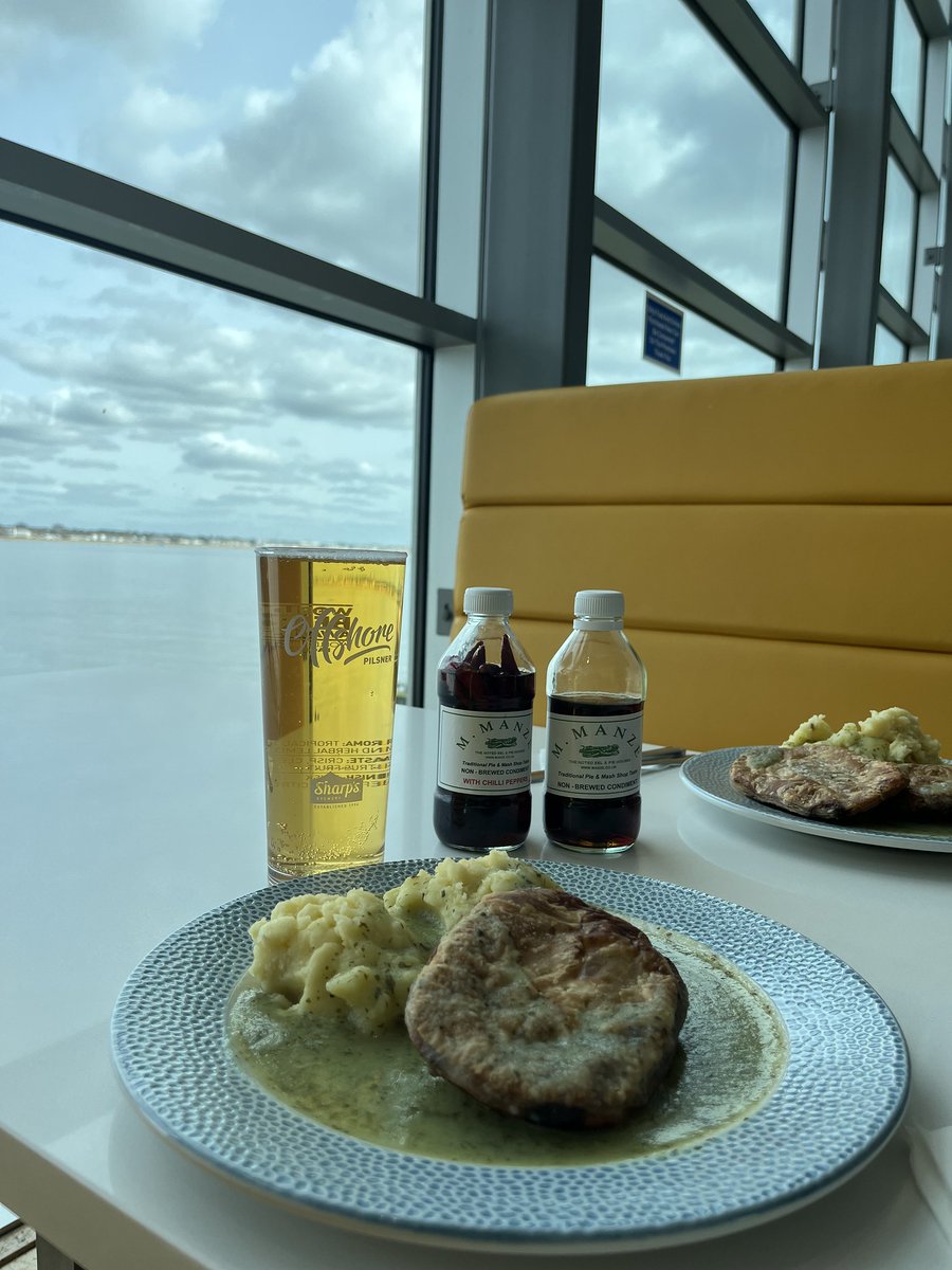 SouthendCityC's tweet image. London’s oldest surviving pie and mash shop, Manze's, has extended its reach to Southend Pier and the Pearly King of Peckham approves!

Full details: orlo.uk/VFWXZ

#StGeorgesDay #SouthendPier
