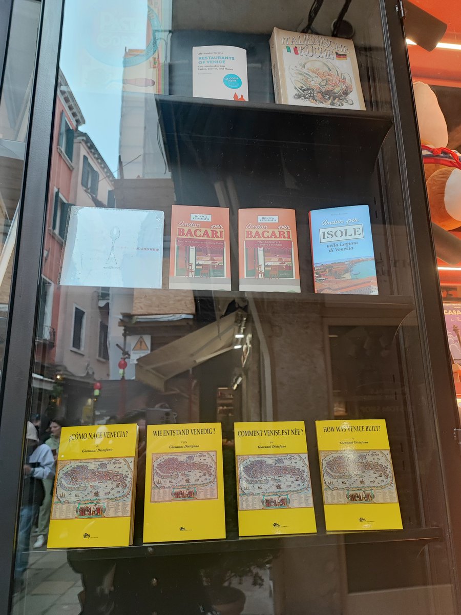 🇬🇧In good company with Andar Per Isole at Polo Venezia - Urban Bookshop in Venice, near Rialto. ----------------- 🇮🇹 In buona compagnia con #AndarPerIsole al Polo Venezia - Urban Bookshop di Venezia, vicino Rialto.