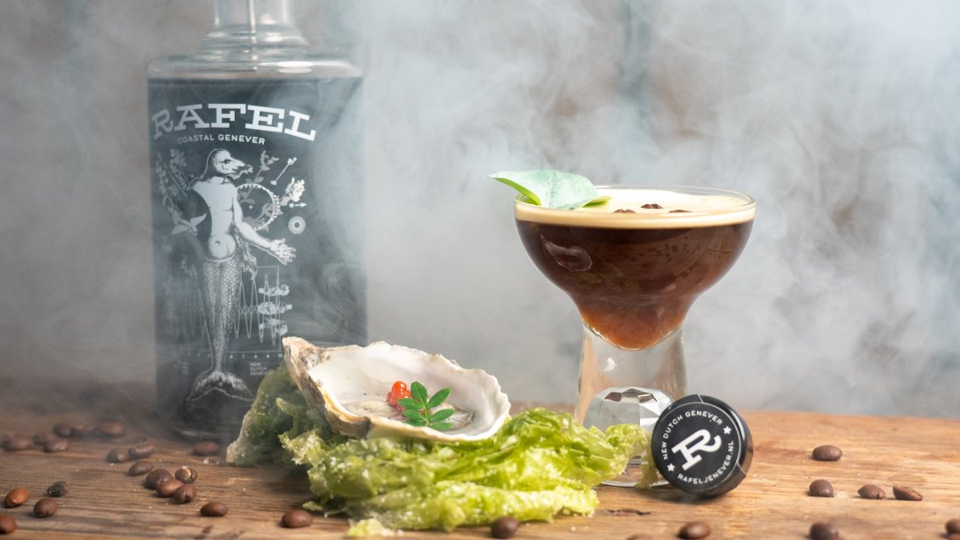 Revolutionaire Jenever Alliantie met Rafel Jenever | Deze samenwerking markeert een spannende nieuwe richting in culinaire combinaties. Meer informatie, video's en inspirerende cocktails / bites -> koppertcress.com/nl/nieuws/een-… #koppertcress #jenever #rafel