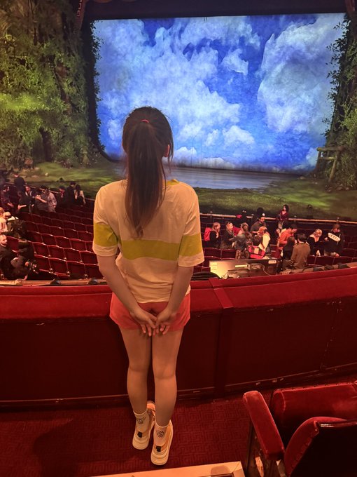I went to see the spirited away theatre in London so I had to dress as Chihiro 🌱 https://t.co/vI7AE5
