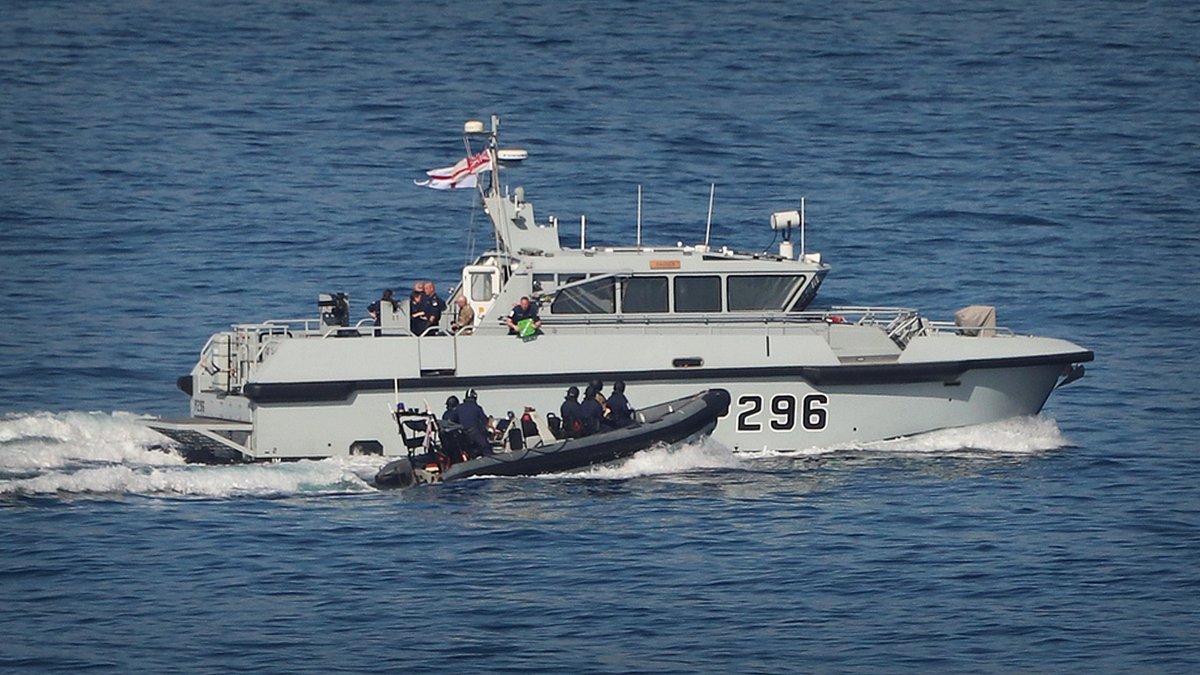 HMS Dagger training in the Bay of #Gibraltar @RNGibSqn Via @Gibdan1