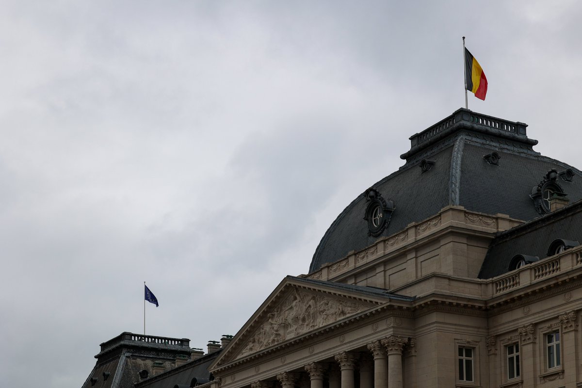 C’est la #JournéeDelEurope! 🇪🇺 💡 A cette occasion et pour marquer la présidence belge de l’Union européenne @EU2024BE, le drapeau européen flotte sur le Palais royal et le Château de Laeken aujourd’hui !