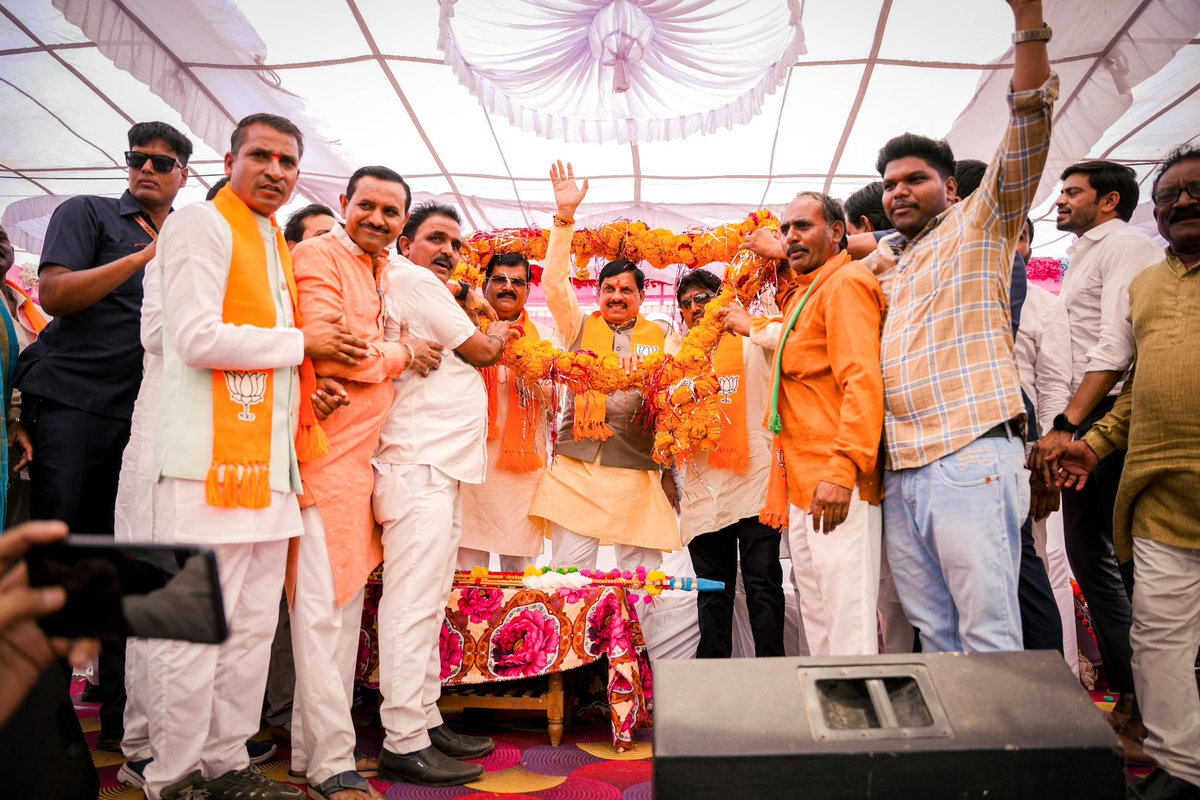 DrMohanYadav51's tweet image. निमाड़ की धरा का विश्वास  : जय भाजपा, तय भाजपा, विजय भाजपा

ढोल गमक व मांदल की थाप, जीवन का आह्लाद; जनजातीय संस्कृति मध्यप्रदेश की नैसर्गिक विरासत है। आज जनजातीय संस्कृति से समृद्ध निमाड़ क्षेत्र के भीकनगांव में अद्भुत प्रेम, ऊर्जा एवं उत्साह ने दर्शा दिया है कि देश में प्रचंड…