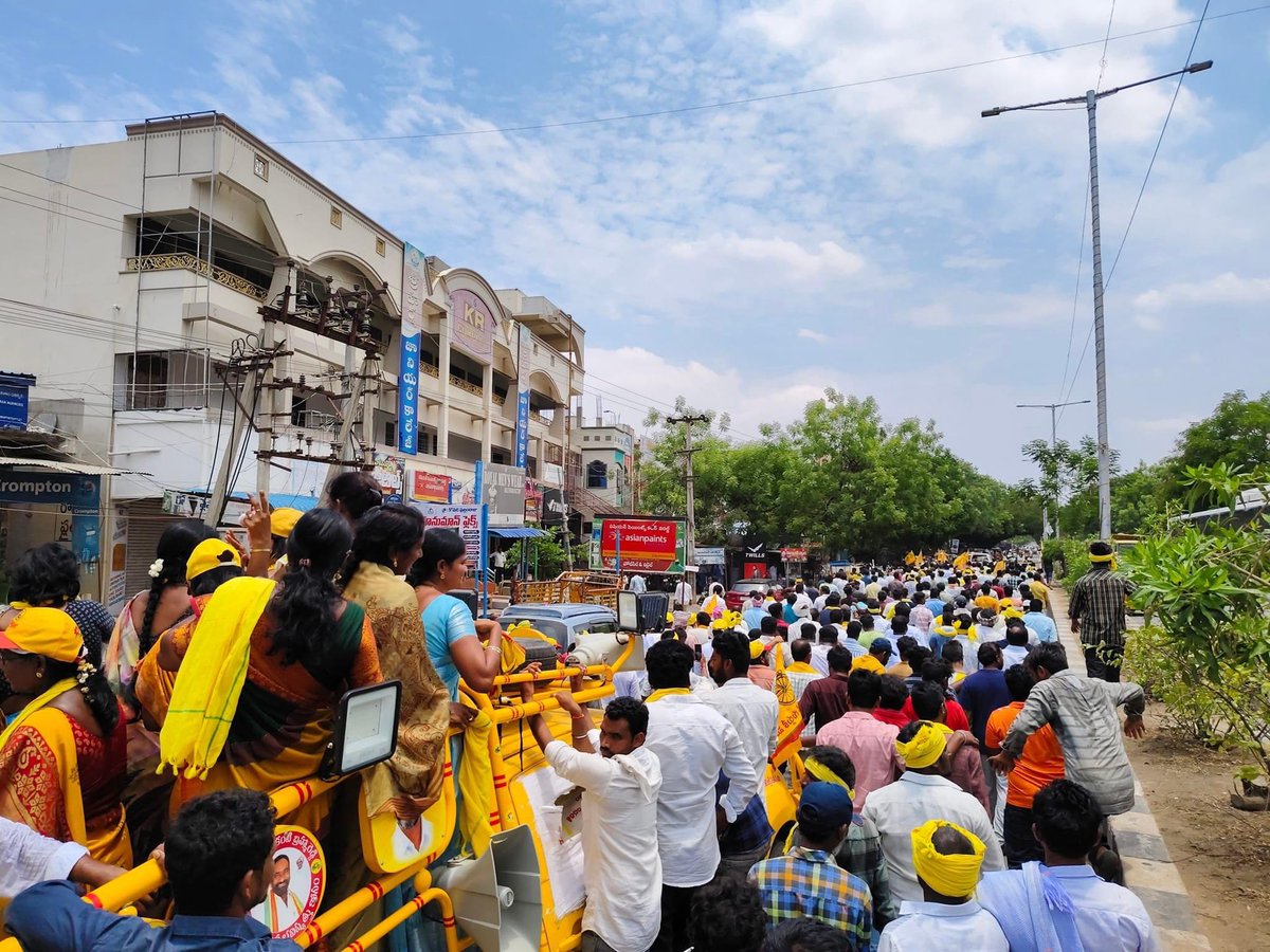 iam_Julakanti's tweet photo. మాచర్ల పట్టణంలో ఎన్నికల ప్రచారం నిర్వహించిన తెలుగదేశం పార్టీ కూటమి ఎమ్మెల్యే అభ్యర్థి శ్రీ జూలకంటి బ్రహ్మానందరెడ్డి గారి సతీమణి శ్రీమతి జూలకంటి శోభారాణి గారు.
#JBRForMacherla
#మార్పుకావాలి_బ్రహ్మారెడ్డిరావాలి
#VoteForJulakantiBrahmaReddy
#VoteForJBR #VoteForCycle https://t.co/Bj6jo7DIr4