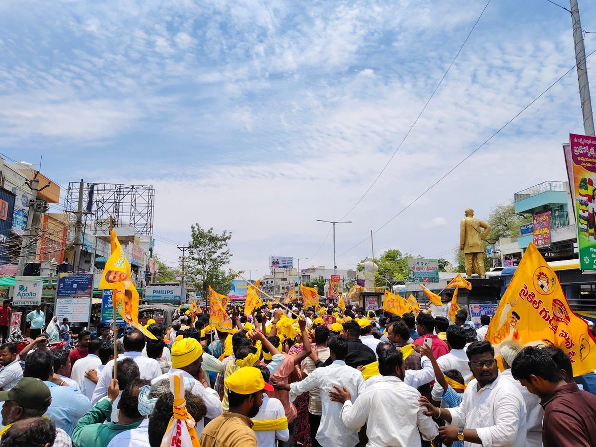 iam_Julakanti's tweet photo. మాచర్ల పట్టణంలో ఎన్నికల ప్రచారం నిర్వహించిన తెలుగదేశం పార్టీ కూటమి ఎమ్మెల్యే అభ్యర్థి శ్రీ జూలకంటి బ్రహ్మానందరెడ్డి గారి సతీమణి శ్రీమతి జూలకంటి శోభారాణి గారు.
#JBRForMacherla
#మార్పుకావాలి_బ్రహ్మారెడ్డిరావాలి
#VoteForJulakantiBrahmaReddy
#VoteForJBR #VoteForCycle https://t.co/Bj6jo7DIr4