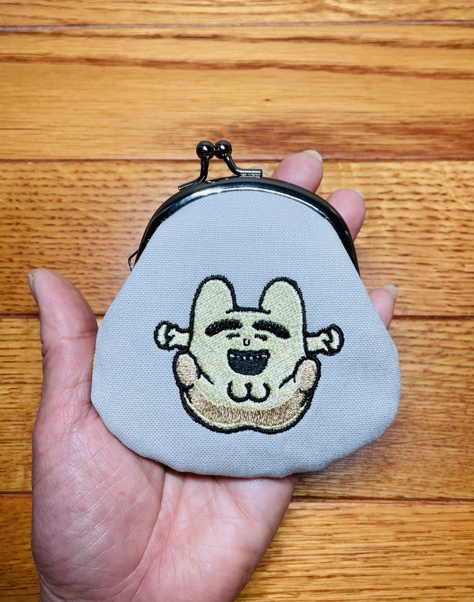 Kiyoming's tweet photo. 今日5/9は うじゅうなさんが生み出した「きよし」の誕生日?🤗 ということで、刺繍してあったゴールドきよしを がま口にしてみました👛
なんか...おにぎり🍙っぽい...🤣
@ujuuna999
#ファンアート
#AbyssGuild #abyssart #きよし #ミシン刺繍 #クロスステッチ #ブラザー https://t.co/Kw5dVmIQsv