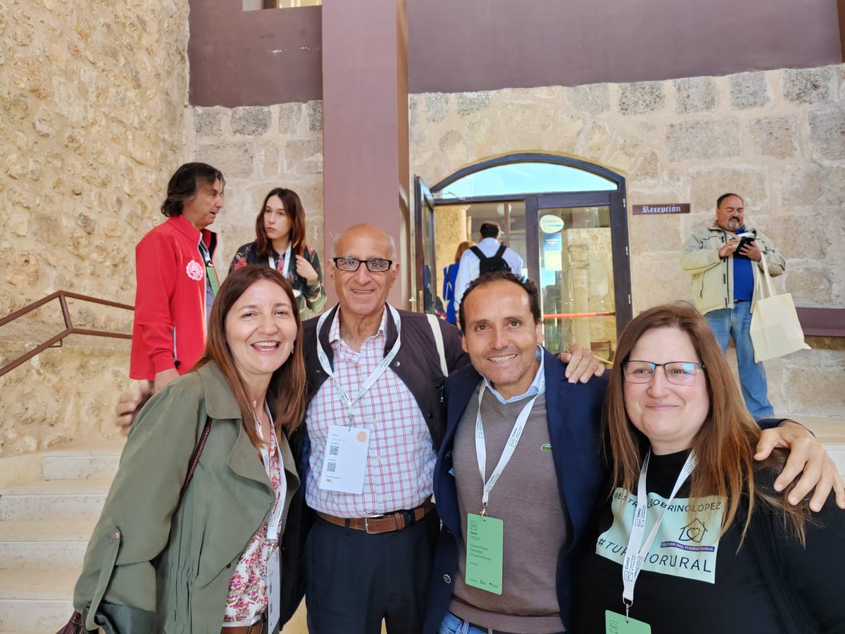 Con Fuensanta de @ruralizaT ,Eduardo miembros de Los Ruralistas y dueño de Paraíso de Brovales y con Eugenio el mejor embajador de turismonExtremadura 💚🏠 #Coetur @escapadarural #turismorural