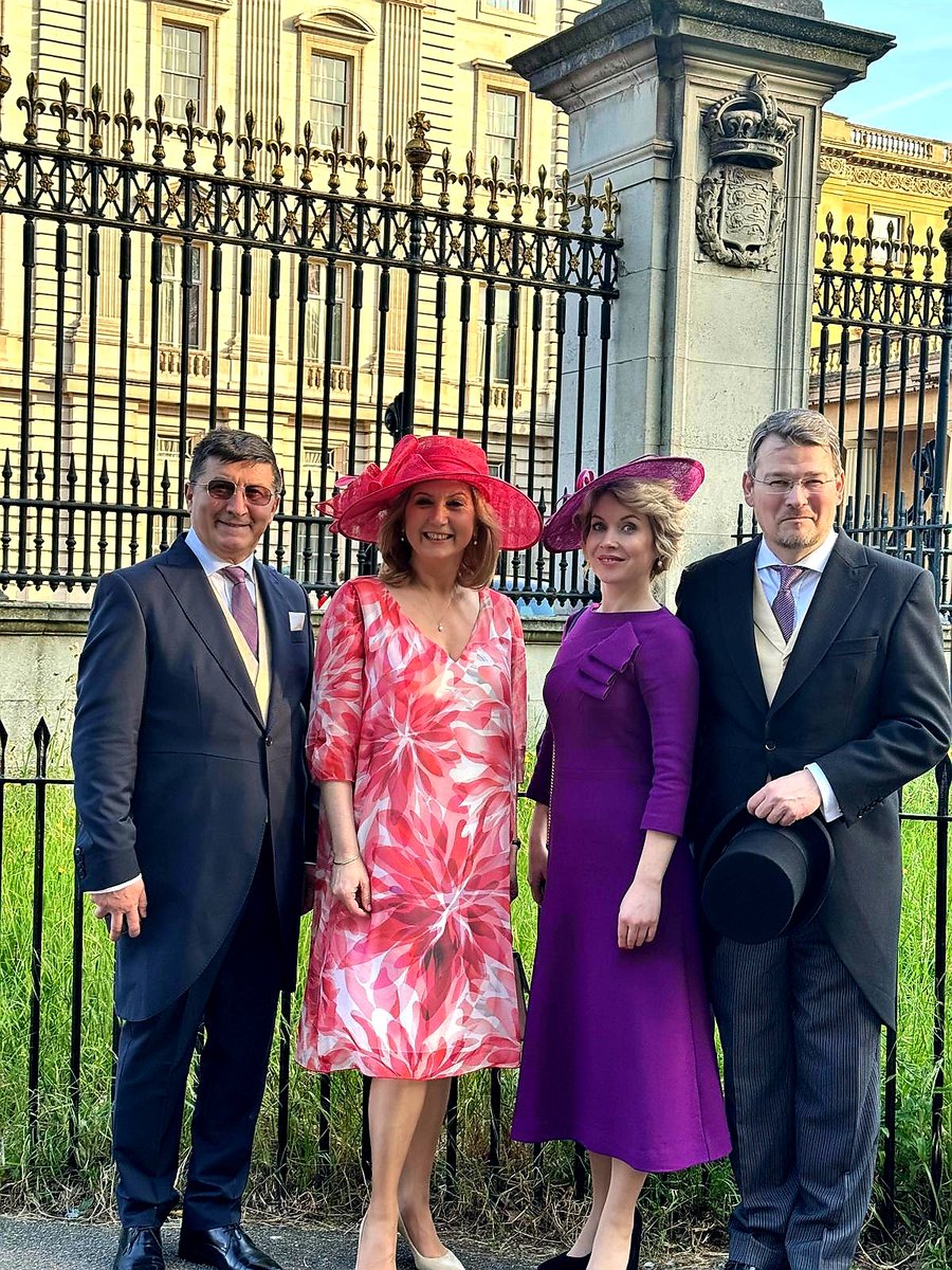 Honoured to join HM King Charles III, HM Queen Camilla and members of the @RoyalFamily for the spectacular Garden Party yesterday at Buckingham Palace. Happy to enjoy the event together with fellow ambassadors and part of Romania`s team in London.