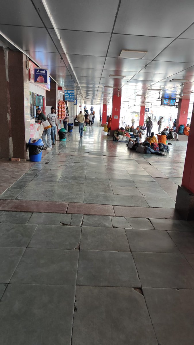 रेलयात्रियों की सुविधाओं में बढ़ोतरी करते हुए हरिद्वार रेलवे स्टेशन पर अतिरिक्त बुकिंग काउंटर खोले गए हैं और साथ ही यहां स्वच्छता का भी ध्यान रखा जा रहा है। #SummerSpecial