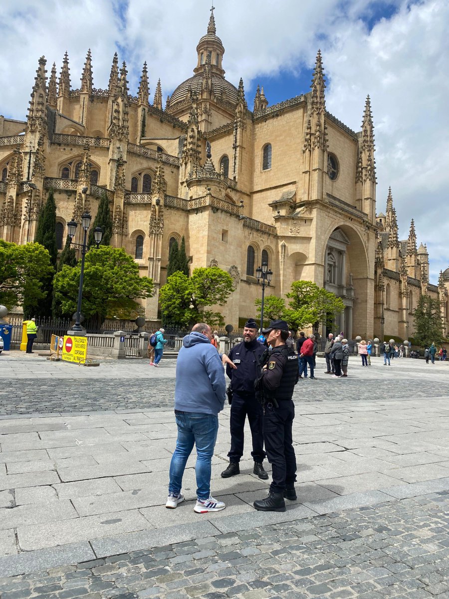 Agentes de la @PoliceNationale de Francia se encuentran estos días en #Segovia junto a @policia con motivo del proyecto de #ComisaríasEuropeas 🇪🇺 Las patrullas conjuntas 🇫🇷🤝🇪🇸refuerzan la atención a los turistas y contribuyen a garantizar la #seguridad en nuestras calles