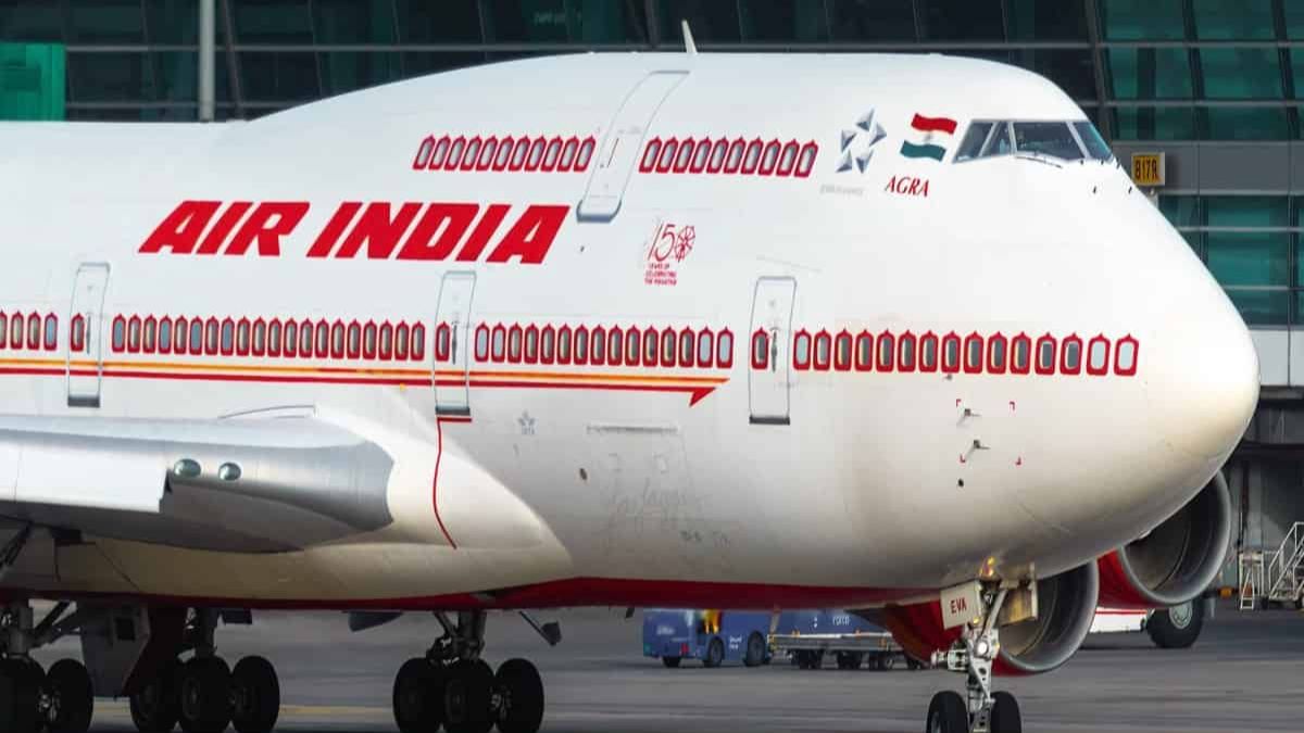 Air India ki Karwai - Apne Hi Staff Ko Termination Letter Issue Karna Shuru, 200 Log Ek Saath Chutti Par Chale Gaye They

Read Full News: bit.ly/3UOVw1M

#airindia #airindiaexpress #AirlineIssues #EmployeeProtests #EmployeeRights #LaborRights #Solidarity