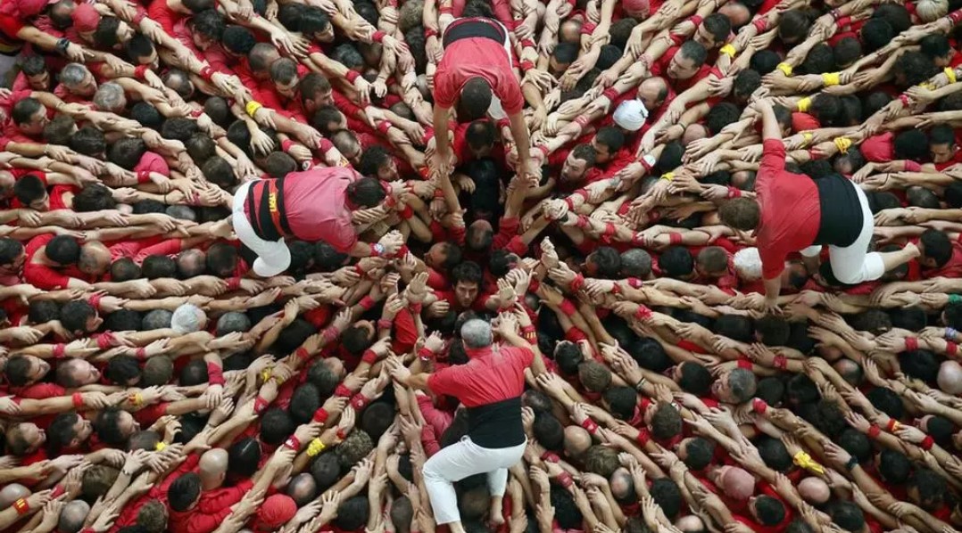 El Termcat compta amb un glossari casteller de prop de 200 termes i expressions, amb traducció inclosa a l’anglès i al castellà. 🔗 ara.cat/1_4ca156 @EstrellaDammCat | #castells #castellers