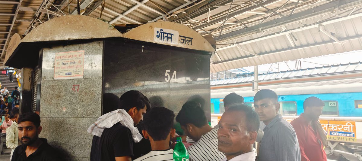 In order to combat the summer rush of passengers, arrangements have been made to ensure 24*7 water supply at the New Delhi Railway Station for the comfort and convenience of all passengers. #SummerSpecial