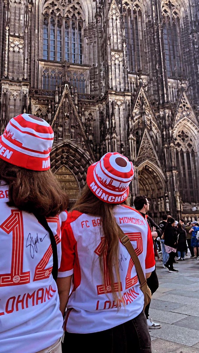 Köln right now… ❤️🤍 #MiaSanMia #FCBayern #FCBWOB 🏆