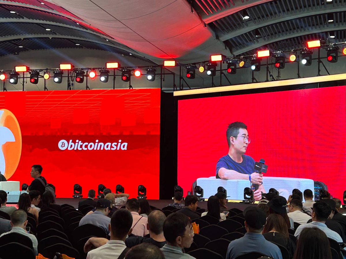 .@TheMinerMag_'s @WolfieZhao moderating a #bitcoinmining industry panel at @BitcoinConfAsia 🇭🇰