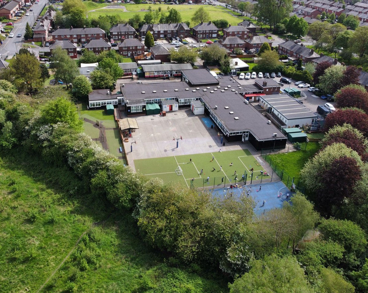 After a brilliant day yesterday with the staff and pupils of Higher Openshaw Community School in Manchester, we’re back for more! Wrapping up filming and drone shots today for the school’s new promotional video: buff.ly/3UNTSxm