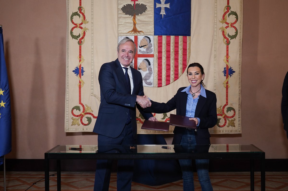 🎨Las Cortes de Aragón y el @GobAragon suscriben el convenio para desarrollar la exposición 'Goya. Del museo al palacio' en @laaljaferia. 🔗cortesaragon.es/Nota-de-prensa…