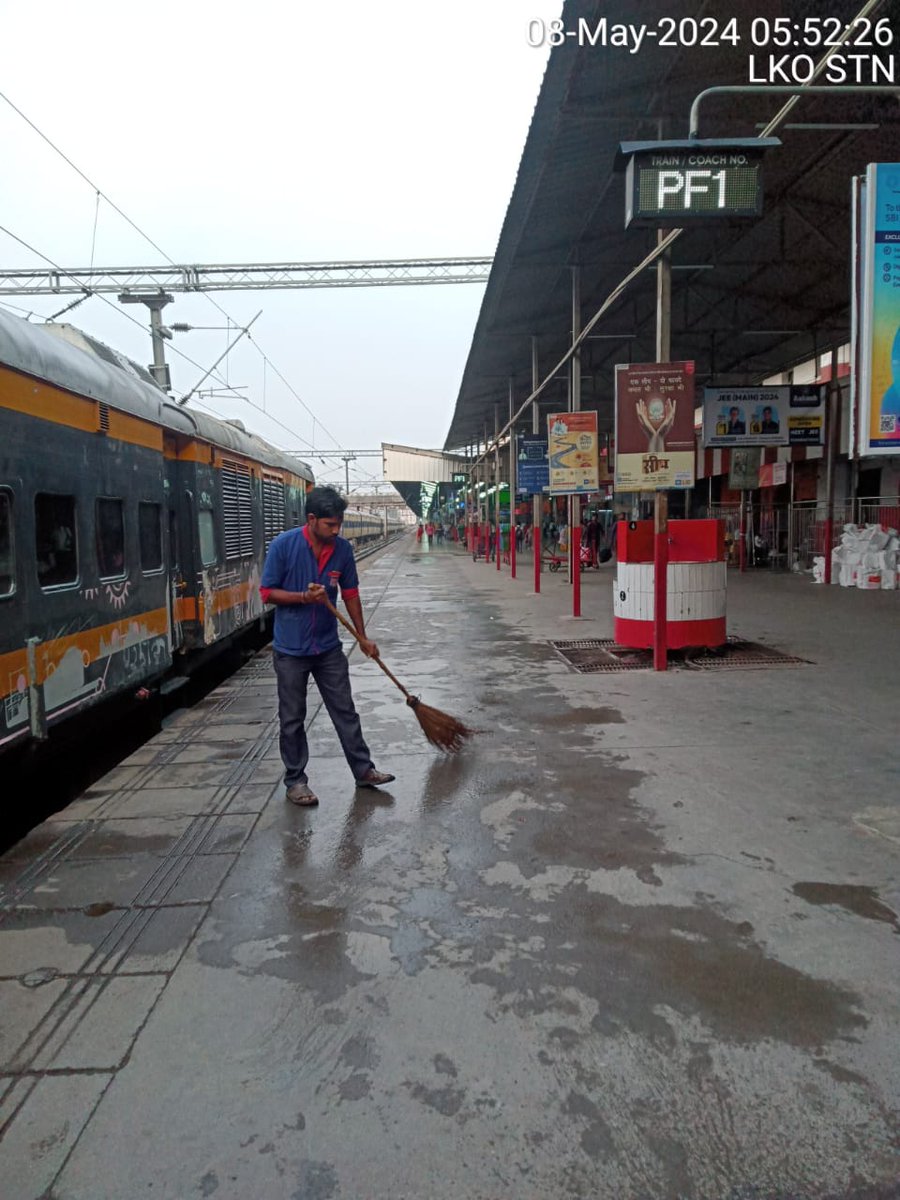 Efforts are being made by the railway staff to ensure consistent cleanliness at Lucknow Charbagh Railway Station so that passengers can have a pleasant rail Yatra during this summer rush. #SummerSpecial