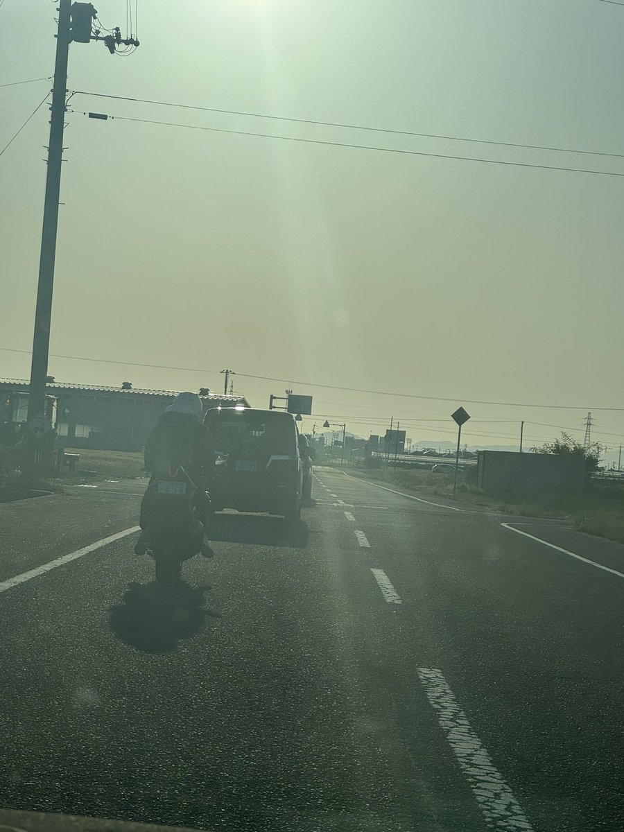 tau2929's tweet photo. 誰かこいつ知らん？白のジクサー250に乗ってるやつ
指示器出さんのあら抜きしてきてこっちが下り坂で少し詰まったらブレーキ必要以上に何回も掛けてミラーでガン飛ばして煽ってきやがったんやけど笑
知ってたら教えて✋
ナンバー愛媛・の816 https://t.co/ntugdfGNXA