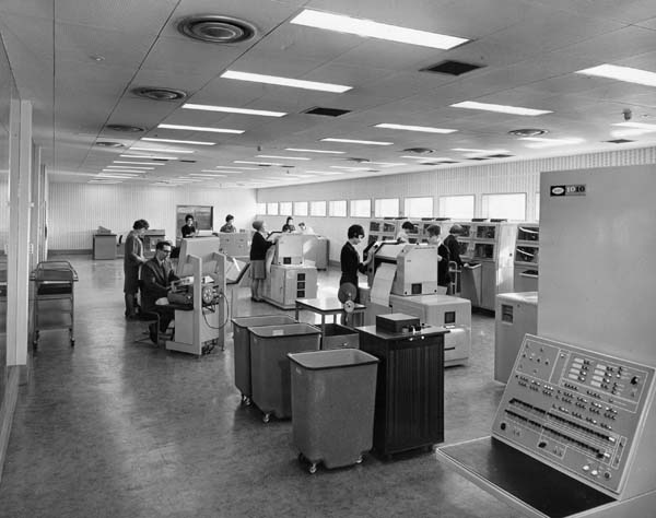 Our #ThrowbackThursday takes us back to 1960s National Coal Board Computer Centre at #Sighthill. See the full collection of fantastic pictures showing the official opening of the Centre and its state of the art technology at - edinburghcollected.org/scrapbooks/nat… Thanks to @ThelmaScotland