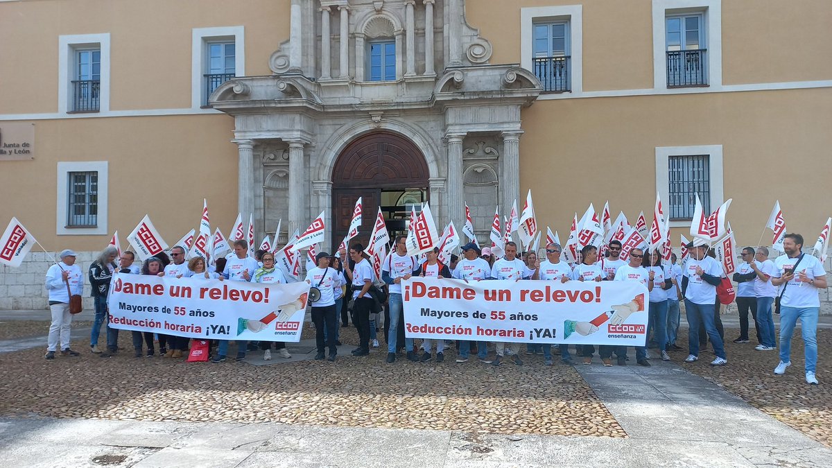 Diferentes militantes del Partido, y sindicalistas en @CCOOCyL, están hoy apoyando en la concentración frente a la Consejería de Educación en Valladolid para exigir la reducción de horas lectivas a mayores de 55. ¡Por una Educación Pública y de calidad!
