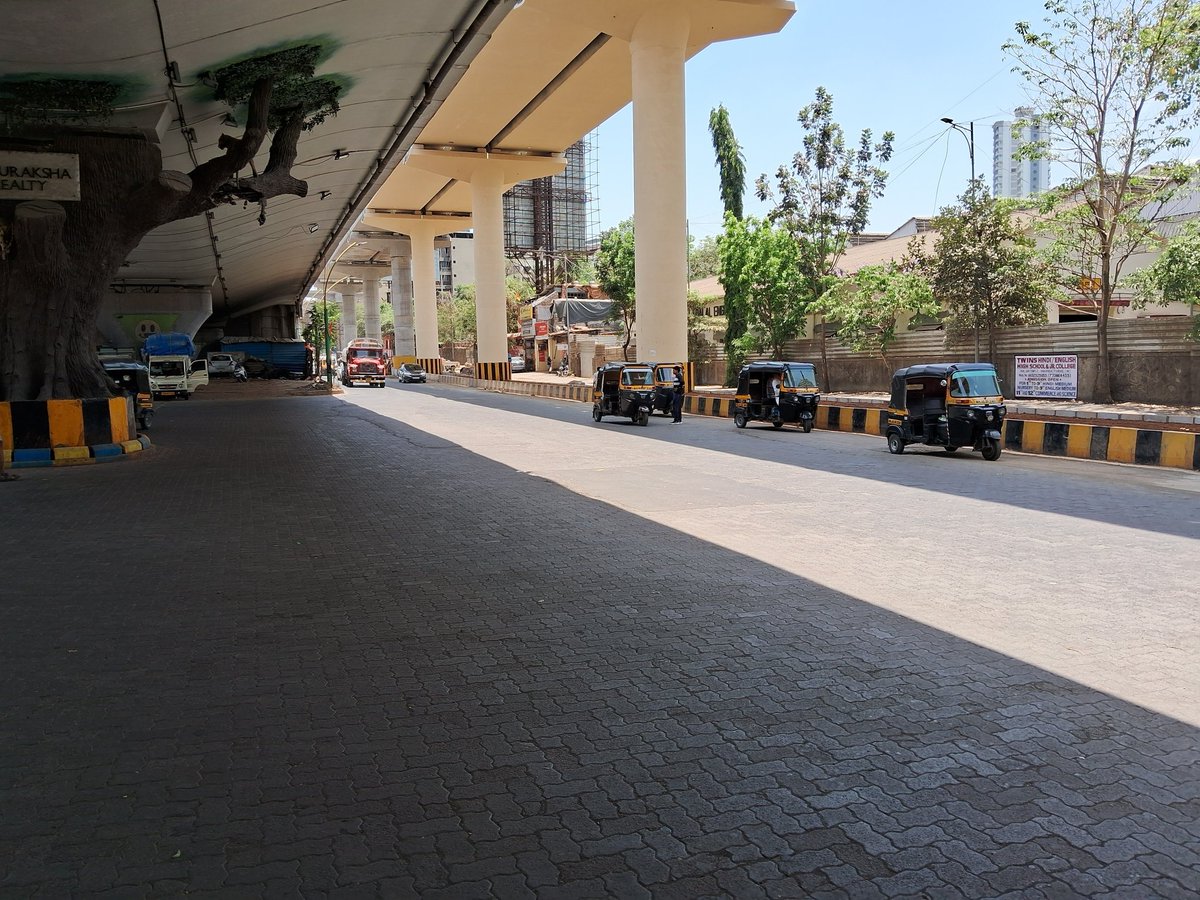 Dear @TMCaTweetAway at Waghbil Naka, @MMRDAOfficial has instructed contractors TO NOT CONSTRUCT FOOTPATHS and instead construct tiny beautification garden. Simple query, People will reach metro station by walking on footpath or by flying? #thane #mumbai