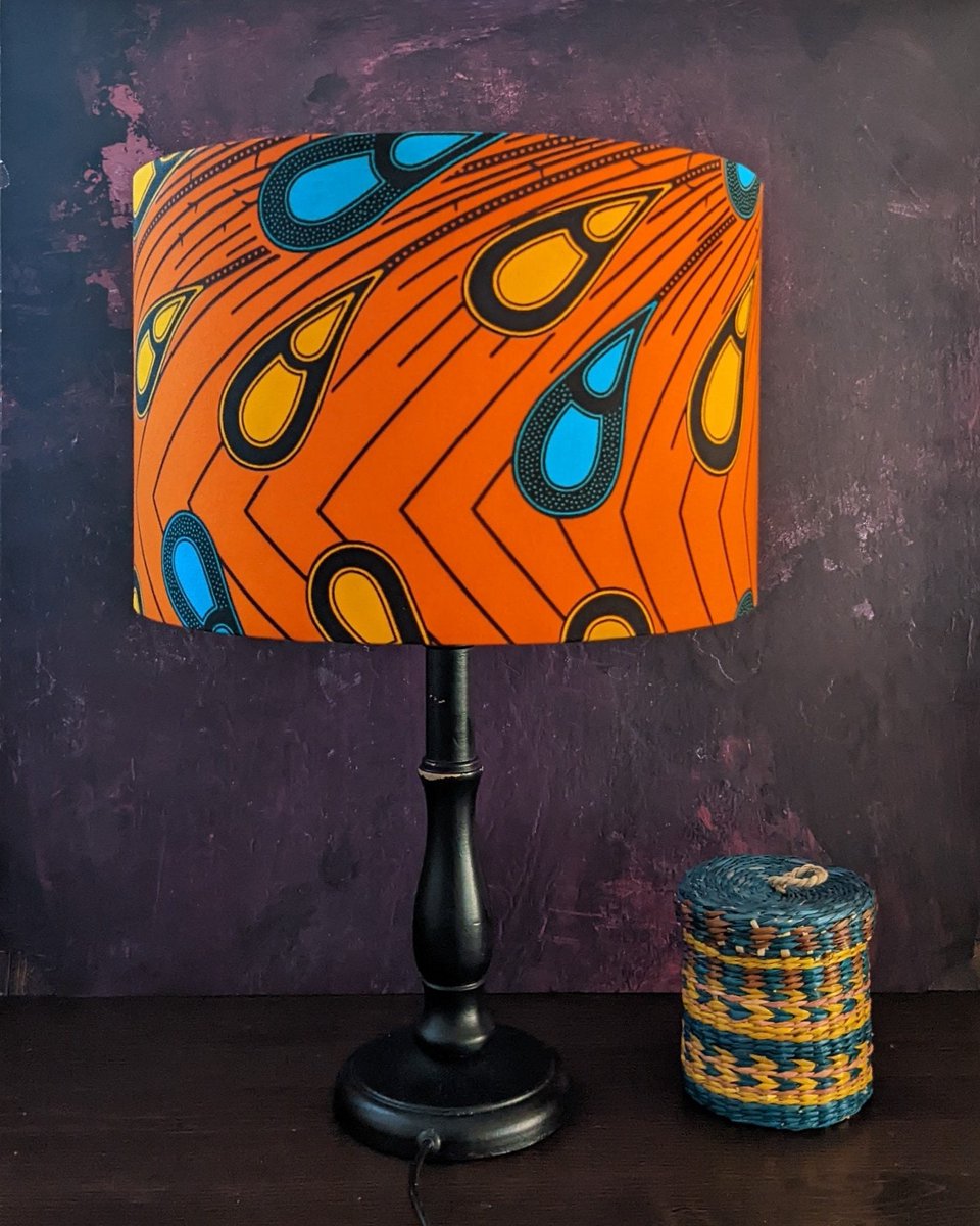 Last lampshade I can make in this bold orange peacock feather print. Order now before it's sold out completely 
detolaandgeek.etsy.com/listing/102609… 

#detolaandgeek #earlybiz #sbswinner #orangelampshade #peacockfeather #etsyhandmade #etsygifts #etsyshop #interiordesign #interiordecor #decor
