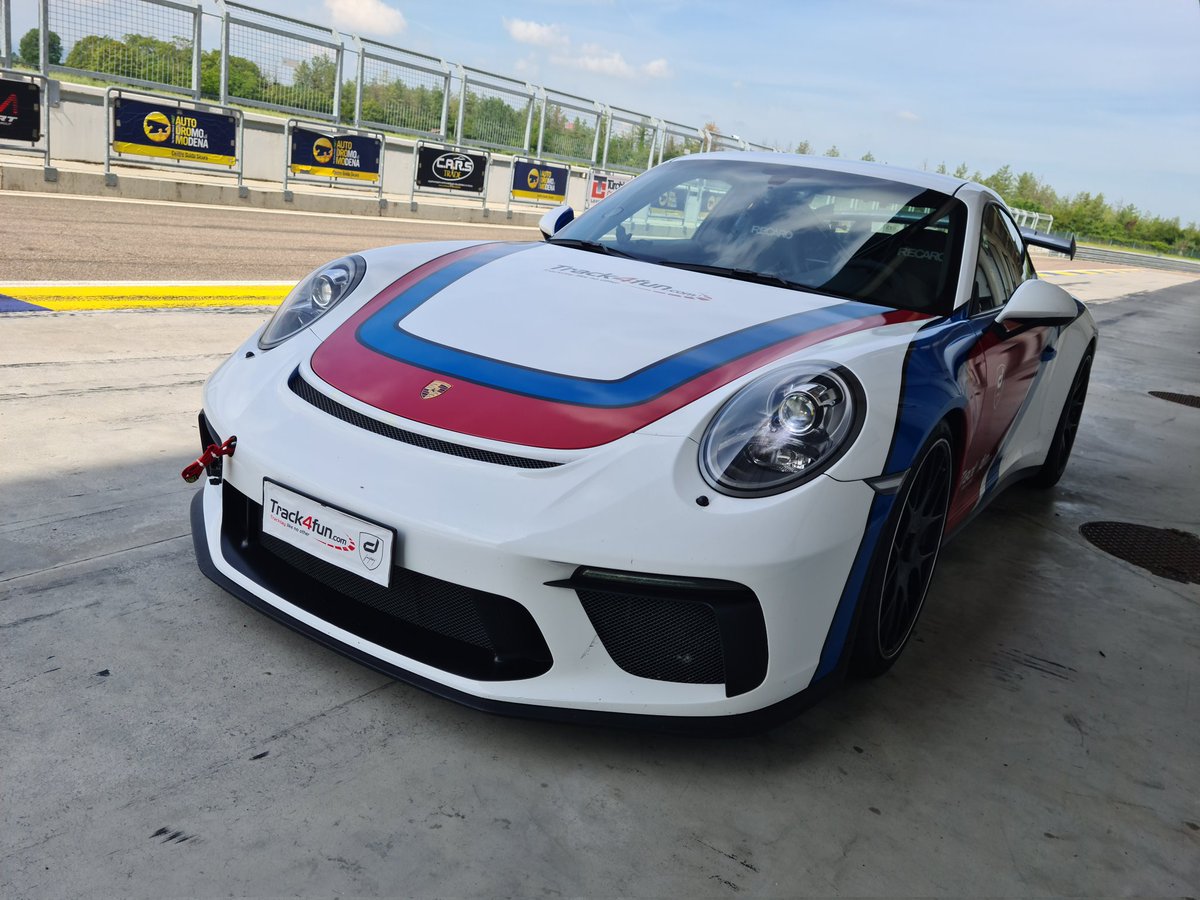 Porsche 991 GT3 ⚪🔴🔵

#Porsche 
#911GT3 
#991GT3
#Modena
#Track4Fun 
#TommyMaino