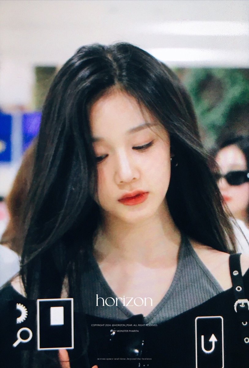 viraltakes's tweet photo. Pharita of BABYMONSTER photographed at an airport today. https://t.co/4nF4FrEuqY