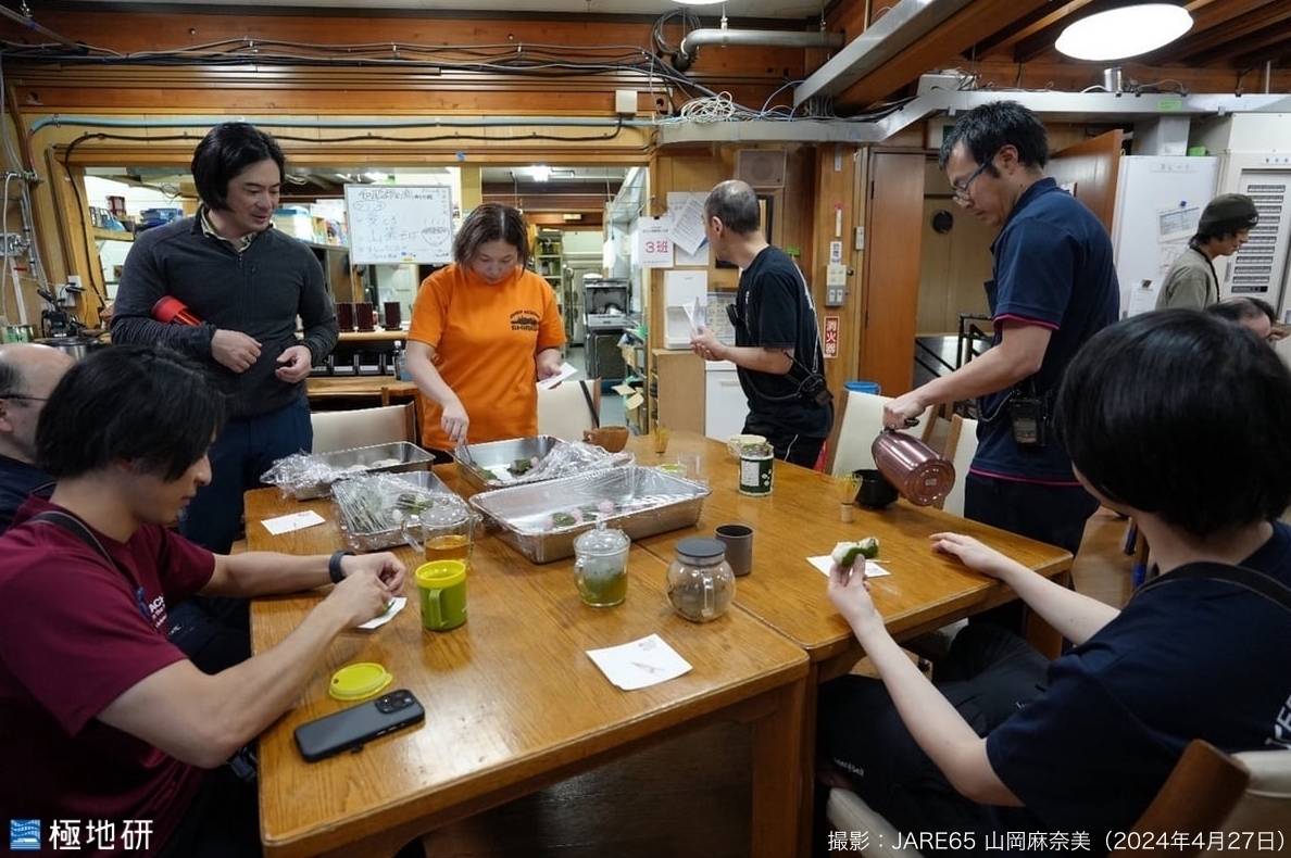 ◤南極地域観測隊 #JARE65 休日日課の土曜日の午後、喫茶・スイーツ係の隊員らが桜餅をつくりました。道明寺粉を用いた関西風の桜餅です。越冬隊では「生活係」というものを設置しており、業務時間外に自主的に活動しています。 【観測隊ブログ】「南極で桜餅を味わう」 nipr-blog.nipr.ac.jp/jare/20240430p…