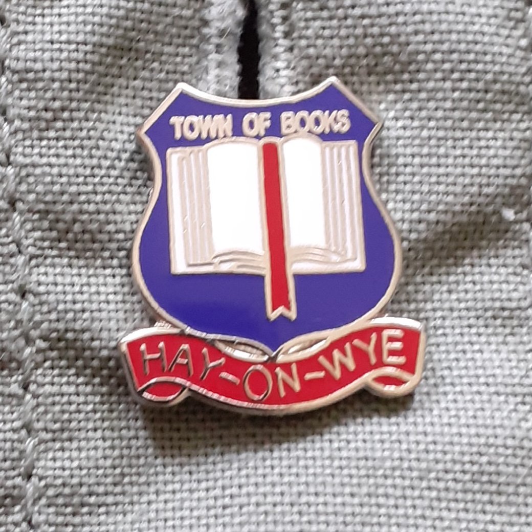 Today’s walk: 15 mins
Hooray!
Absolutely exhausted of course, but it feels like crossing a threshold.
#TryingToGetFit
Pic shows what is still the hardest part of this route - only a short incline, but my thighs *feel* it!
Other pic: today’s walking badge - #HayonWye coat of arms.