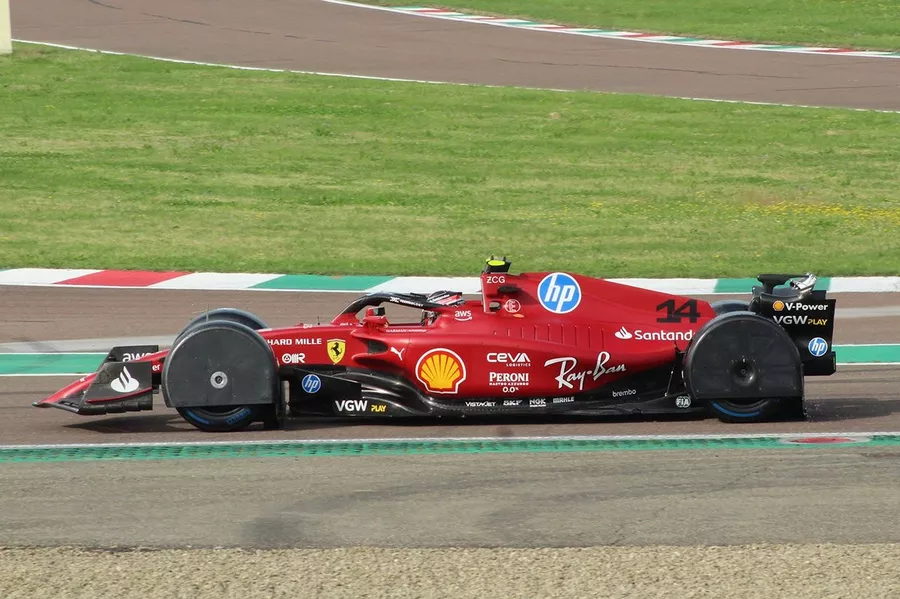 フェラーリは木曜日、フィオラノ・サーキットで、より攻撃的な新しいスプレーガード(飛沫防止)・システムをテスト

・FIAが雨天時に後続車の視認性を向上させる解決策を探るためのデバイスとのこと

autosport.com/f1/news/ferrar…

※お世辞にも、格好良いとは言えないな