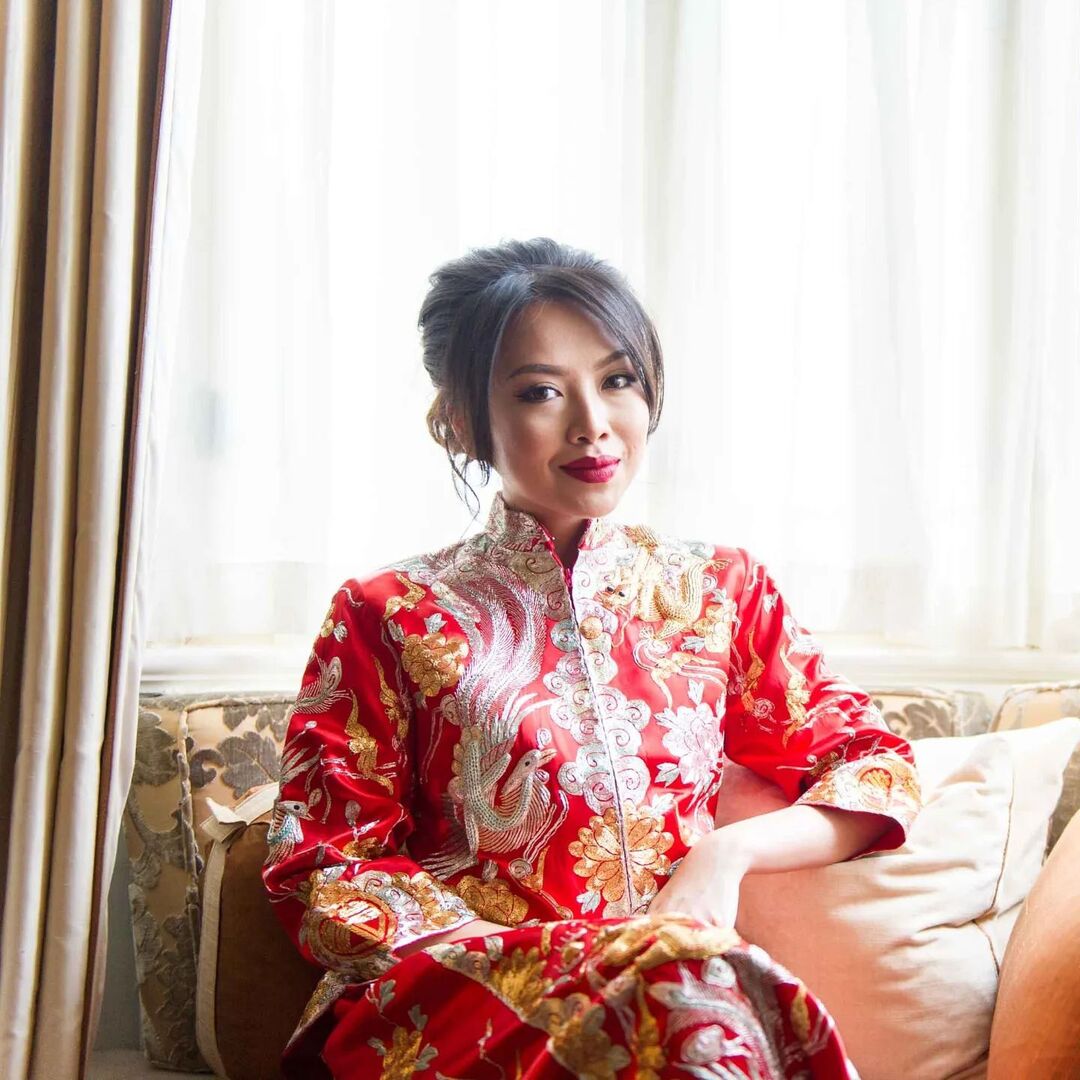 London love story with a Chinese twist!😍 Did you know? Our stunning bride Lalita is rocking a Qipao (pronounced chee-pow) also spelled cheongsam, a traditional Chinese wedding dress! This gorgeous dress isn't just beautiful, it's full of meaning! The long, elegant style bri…